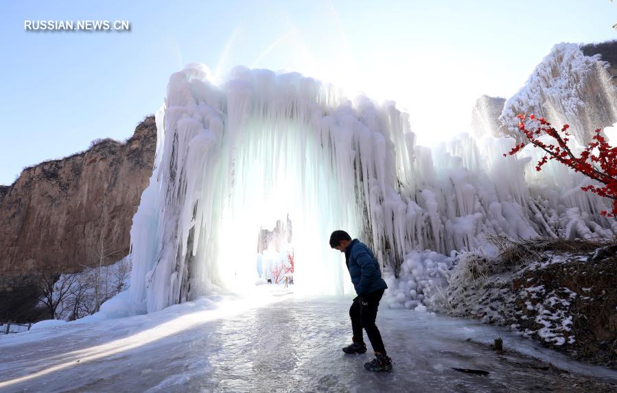 Застывшие водопады в горах Тайханшань