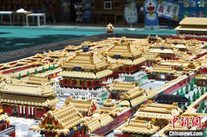 Китаец построил Запретный город из 700 тыс кубиков Lego