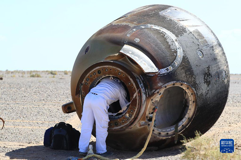 Экипаж космического корабля "Шэньчжоу-12" благополучно приземлился