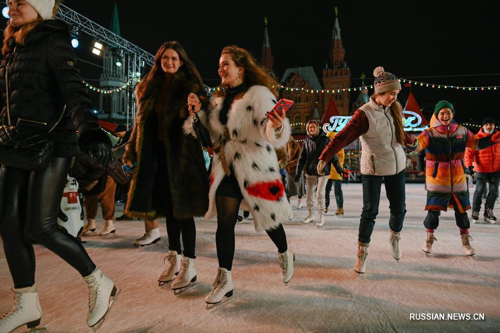 На Красной площади в Москве заработал ГУМ-каток