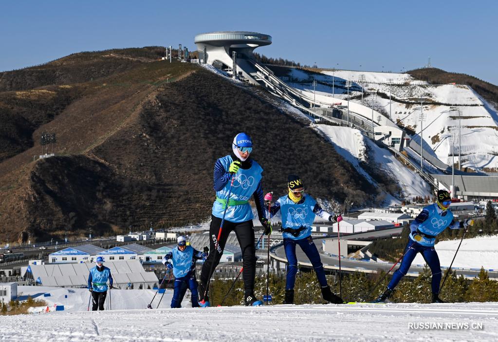 Спортсмены-участники соревнований по лыжным гонкам зимней Олимпиады-2022 приступили к адаптивным тренировкам в Национальном лыжном центре на севере Китая