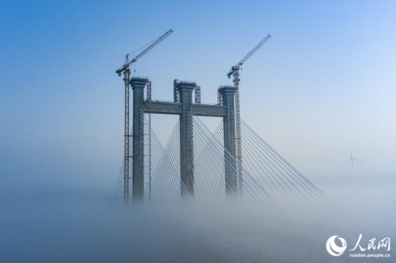 Необычная картина "моста в облаках" появилась в уезде Мэнчэн провинции Аньхой