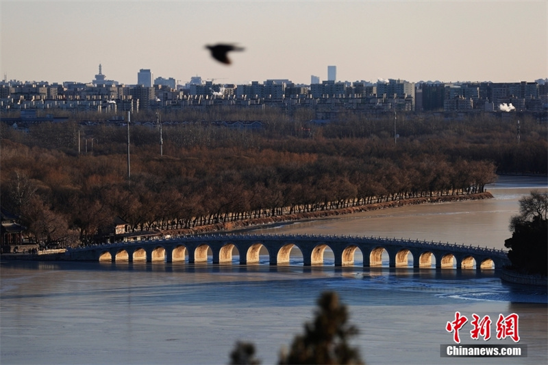 ?Пронизывающий золотой свет? в пекинском парке Ихэюань