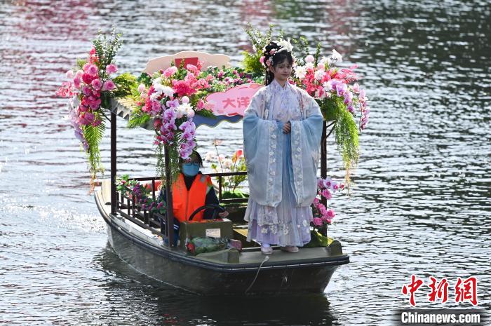 В Гуанчжоу открылся Цветочный рынок на воде