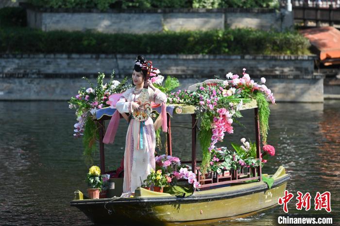 В Гуанчжоу открылся Цветочный рынок на воде