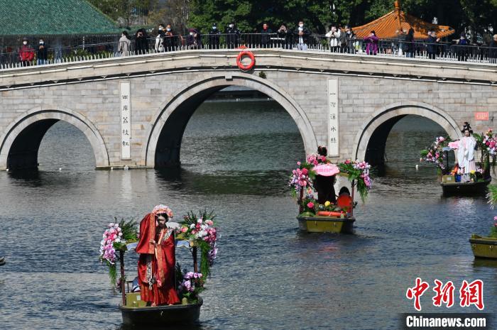 В Гуанчжоу открылся Цветочный рынок на воде