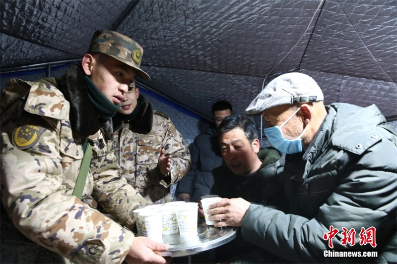 Военные Цинхая оказывают помощь пострадавшим в результате землетрясения