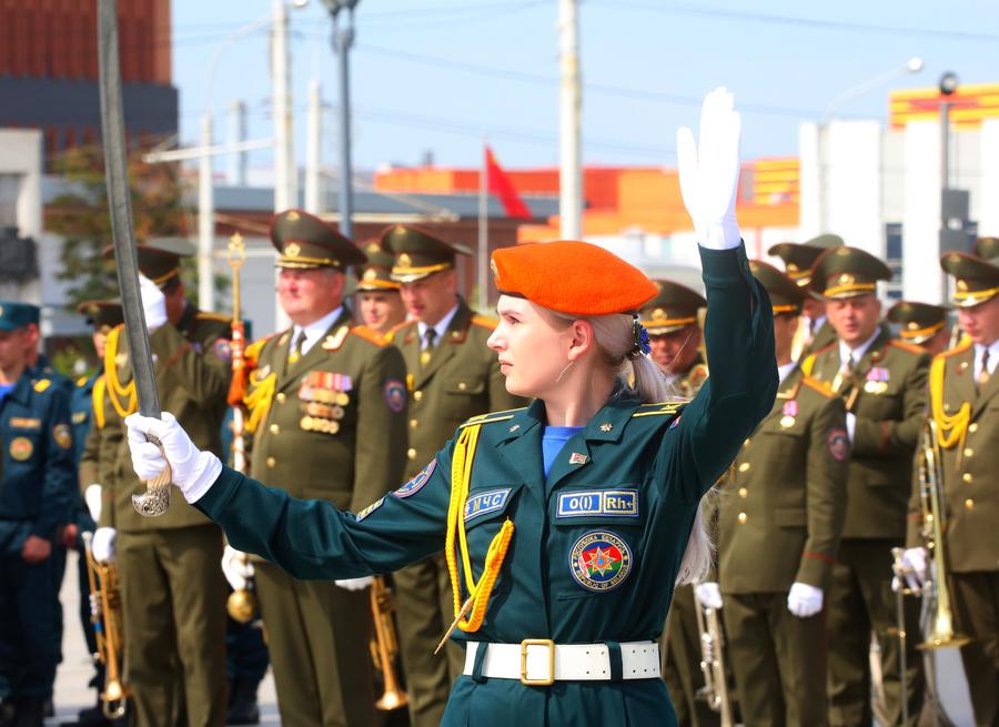 25 июля, Минск. На площади Государственного флага проходит церемония принесения присяги в рамках Дня пожарной службы Беларуси. /Фото: Синьхуа/