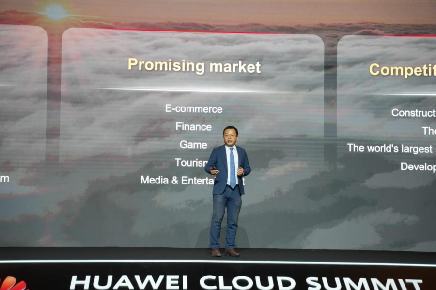 2 сентября, Эр-Рияд. Президент Huawei Cloud на Среднем Востоке и в Центральной Азии Алан Ци выступает на саммите Huawei Cloud Saudi Arabia 2024. /Фото: Синьхуа/