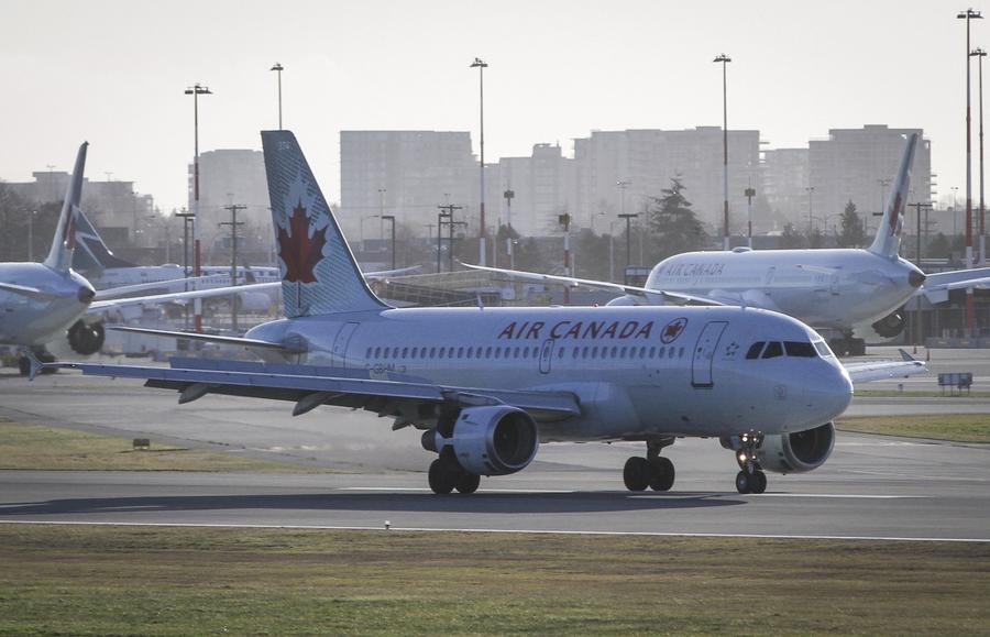 13 января 2021 года, Ричмонд, Канада. Самолеты авиакомпании Air Canada на взлетно-посадочной полосе международного аэропорта Ванкувера. /Фото: Синьхуа/