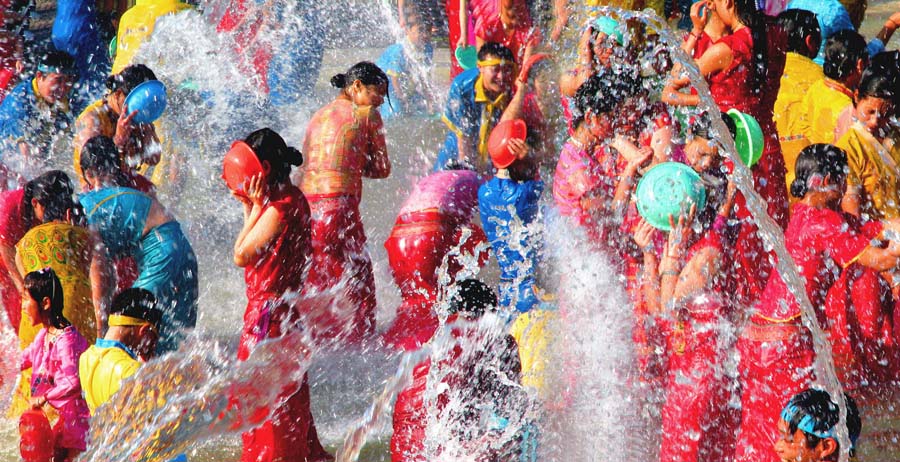 Веселый праздник обливания водой (8)