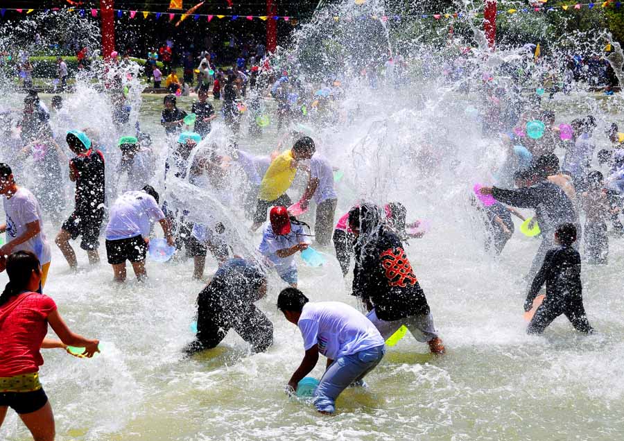 Веселый праздник обливания водой (5)